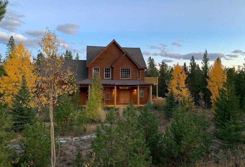 Rocky Bear Lodge  On 2 Acres Near Turquoise Lake