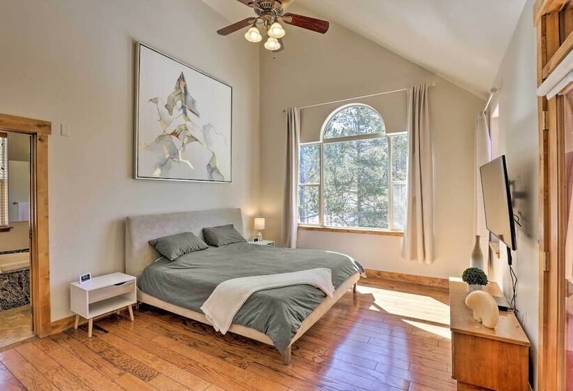 Rocky Bear Lodge  On 2 Acres Near Turquoise Lake