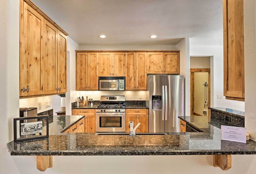 Rocky Bear Lodge  On 2 Acres Near Turquoise Lake