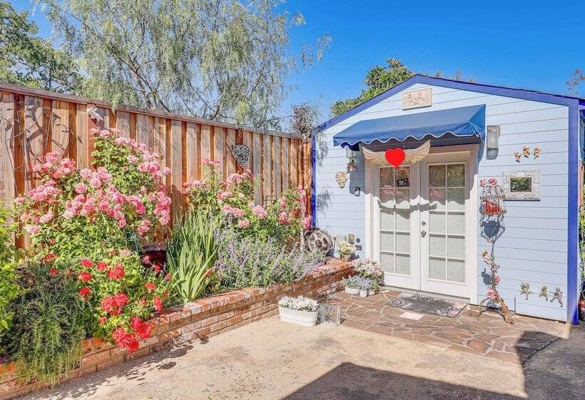 Romantic Casita W/ Garden + Deck 2 Miles To Plaza!