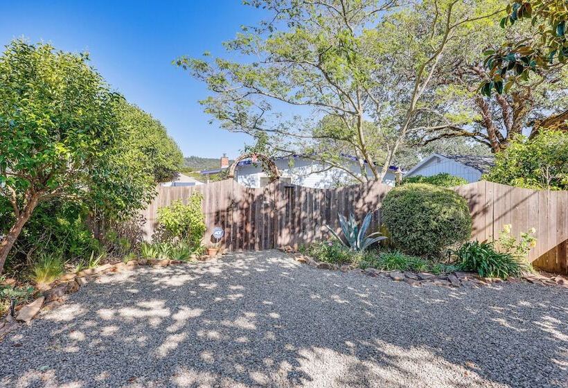 Romantic Casita W/ Garden + Deck 2 Miles To Plaza!