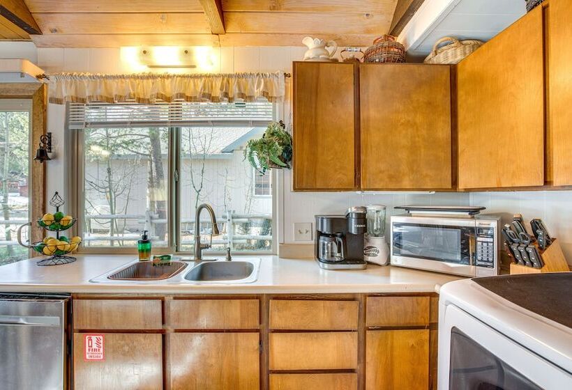 Rustic Tahoe Cabin W/ Pool Table: 11 Mi To Skiing!