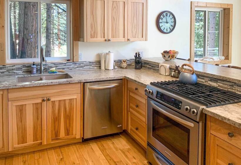 Rustic Retreat W/ Deck: Steps From Lake Almanor!
