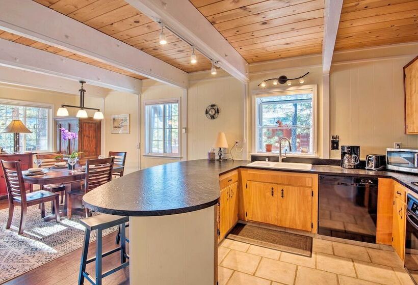 South Lake Tahoe Home W/ Deck & Mountain View!