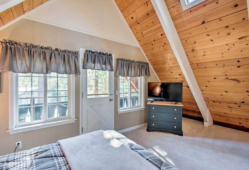 South Lake Tahoe Home W/ Deck & Mountain View!