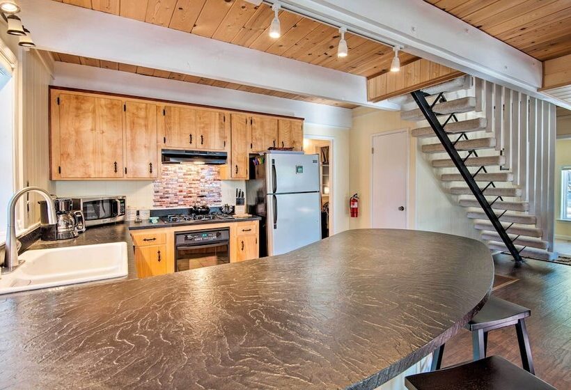 South Lake Tahoe Home W/ Deck & Mountain View!