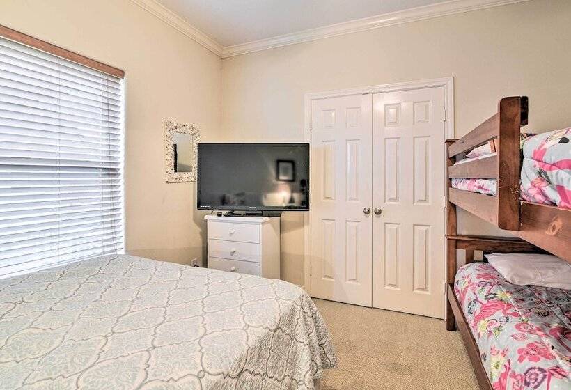 < 1 Mi To Beach: Salty Dog House In Galveston!