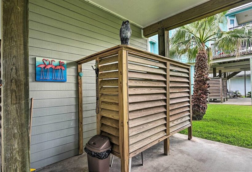 < 1 Mi To Beach: Salty Dog House In Galveston!