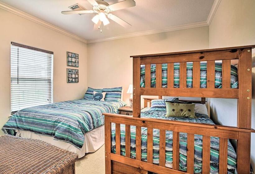 < 1 Mi To Beach: Salty Dog House In Galveston!