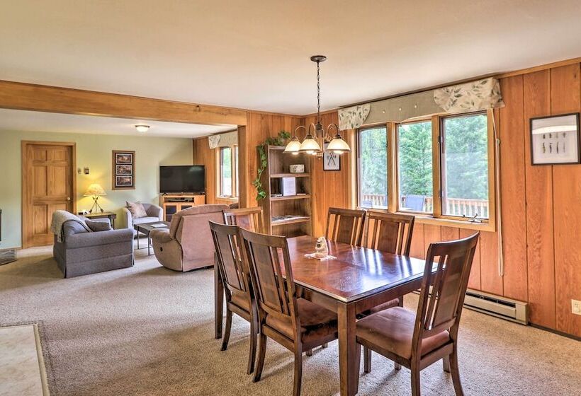 Scenic Forest Lodge Outside Glacier National Park!