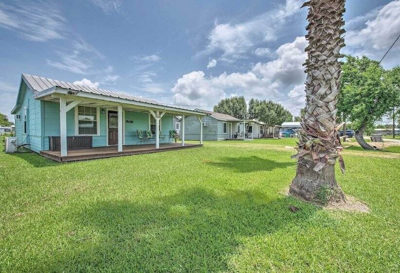 Breezy Seadrift Home   Walk To Seadrift Harbor!