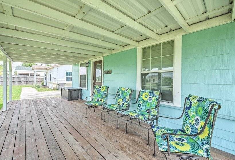 Breezy Seadrift Home   Walk To Seadrift Harbor!