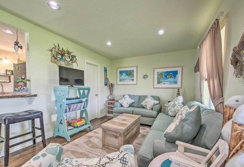 Breezy Seadrift Home   Walk To Seadrift Harbor!