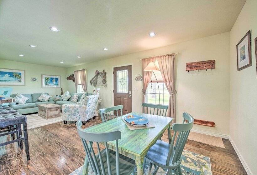 Breezy Seadrift Home   Walk To Seadrift Harbor!