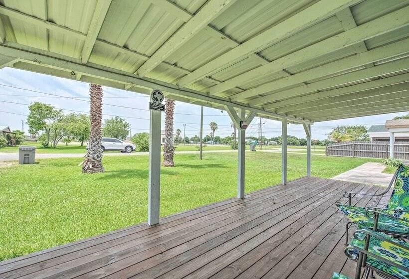 Breezy Seadrift Home   Walk To Seadrift Harbor!