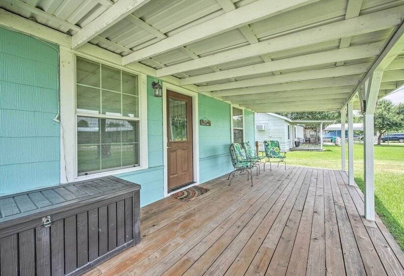 Breezy Seadrift Home   Walk To Seadrift Harbor!