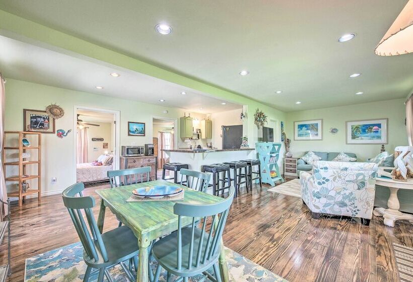 Breezy Seadrift Home   Walk To Seadrift Harbor!