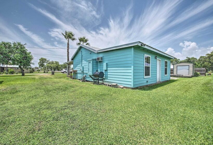 Breezy Seadrift Home   Walk To Seadrift Harbor!