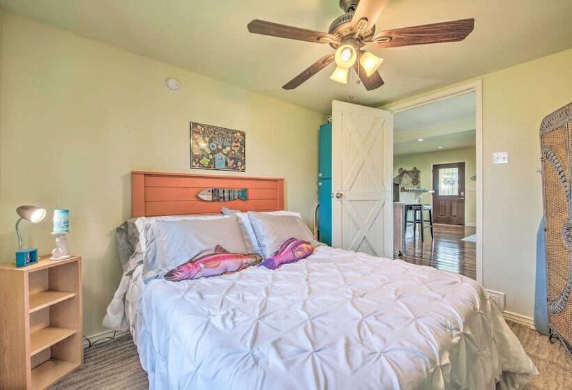 Breezy Seadrift Home   Walk To Seadrift Harbor!