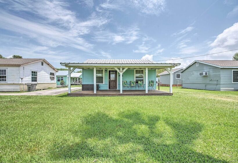 Breezy Seadrift Home   Walk To Seadrift Harbor!