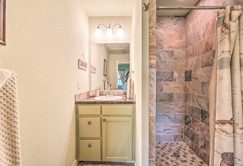 Breezy Seadrift Home   Walk To Seadrift Harbor!