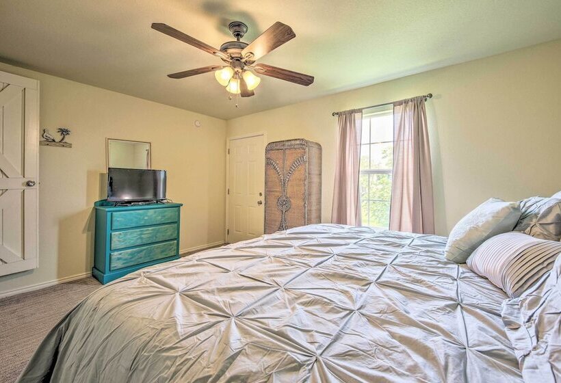 Breezy Seadrift Home   Walk To Seadrift Harbor!