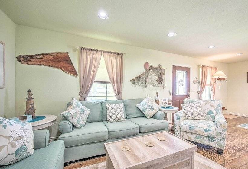 Breezy Seadrift Home   Walk To Seadrift Harbor!