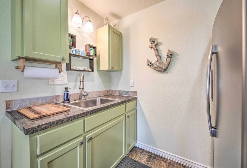 Breezy Seadrift Home   Walk To Seadrift Harbor!