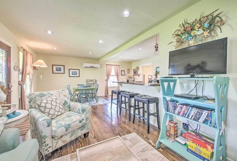 Breezy Seadrift Home   Walk To Seadrift Harbor!