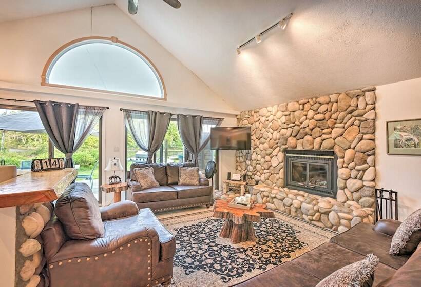 Secluded Bass Lake Cabin, 9 Mi. To Traverse City!