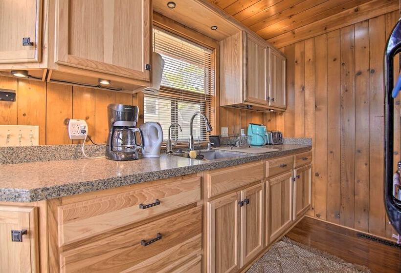 Serene Lakefront Escape: Boat Dock & Grill!