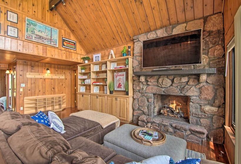 Serene Lakefront Escape: Boat Dock & Grill!