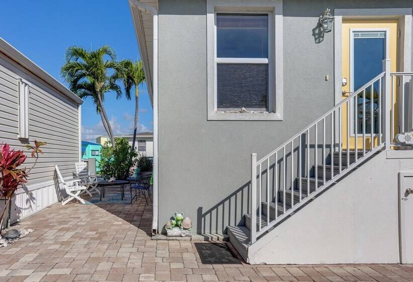 South Hutchinson Island Cottage W/ Beach Access!