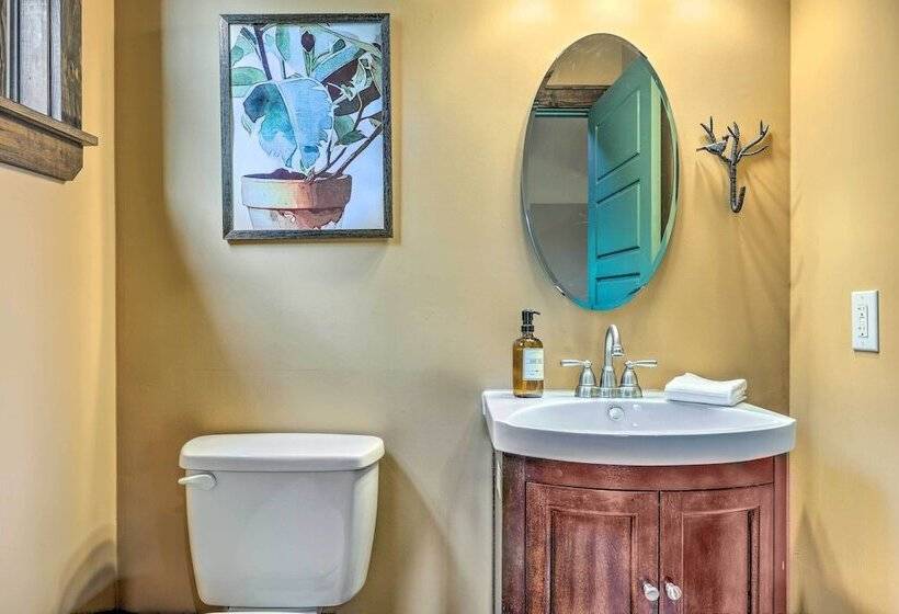 Spacious Canyon Lake Home On 3 Acre Property