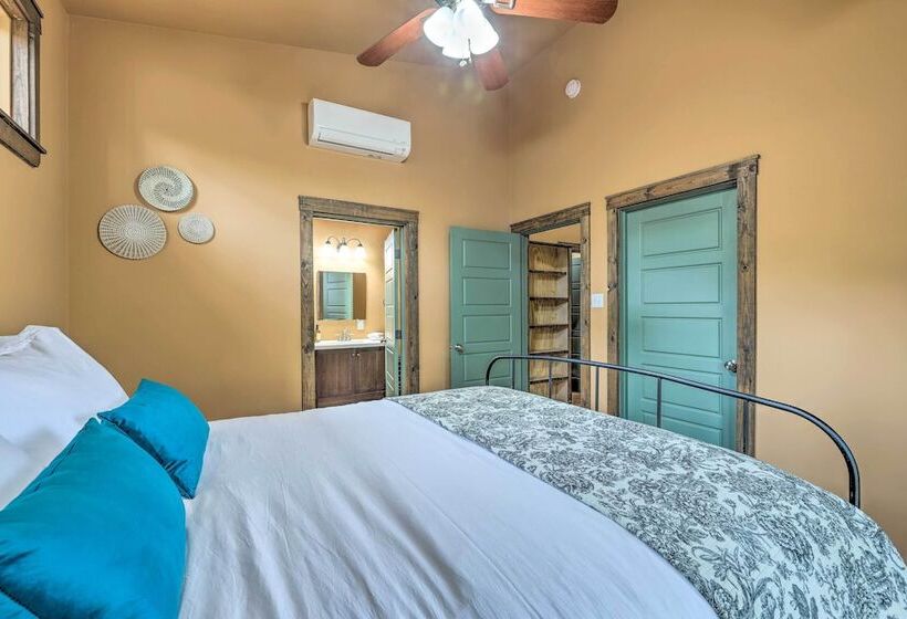 Spacious Canyon Lake Home On 3 Acre Property