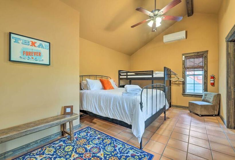 Spacious Canyon Lake Home On 3 Acre Property