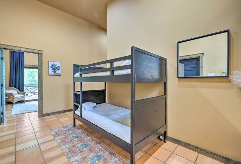 Spacious Canyon Lake Home On 3 Acre Property