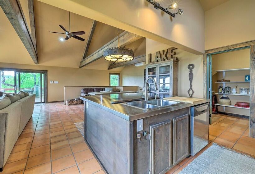 Spacious Canyon Lake Home On 3 Acre Property