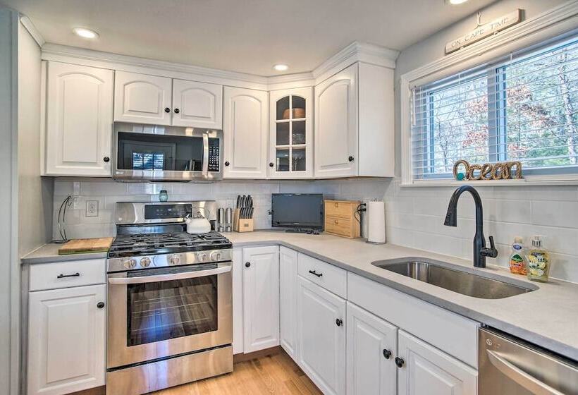 Spacious East Falmouth House   Walk To Great Pond!