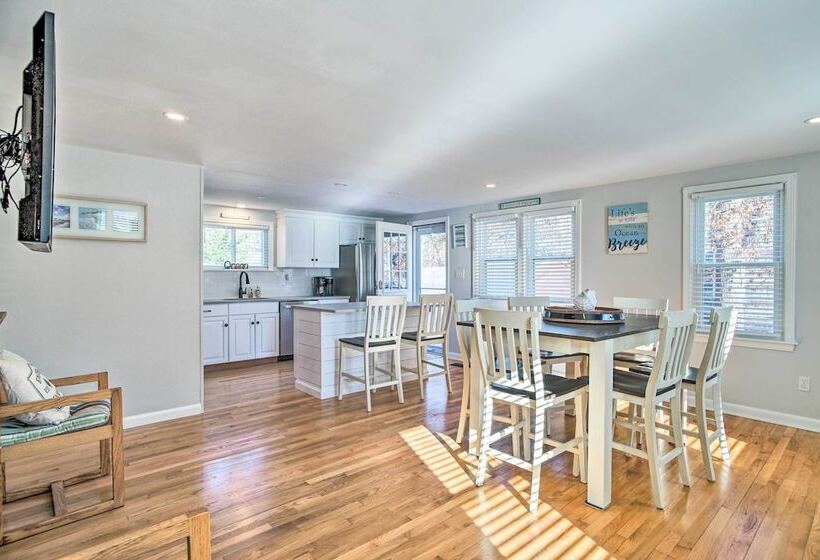 Spacious East Falmouth House   Walk To Great Pond!