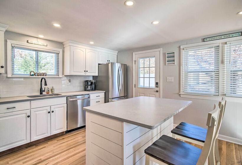 Spacious East Falmouth House   Walk To Great Pond!