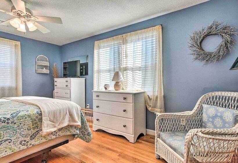 Spacious East Falmouth House   Walk To Great Pond!