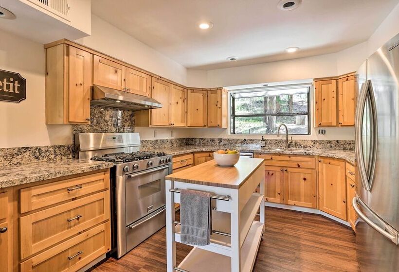 Spacious Lake Arrowhead Cabin W/ Jacuzzi Spa!