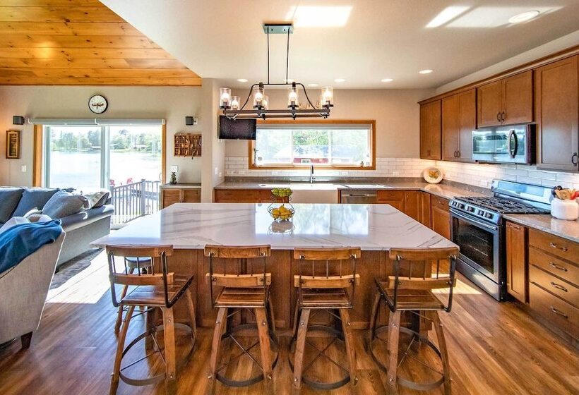 Spacious Lakeside Family Home On Big Bearskin Lake