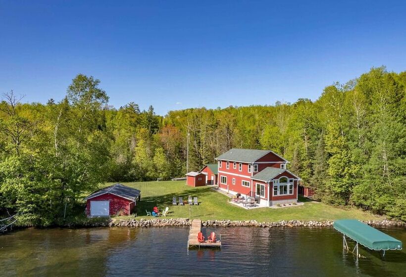 Spacious Lakeside Family Home On Big Bearskin Lake