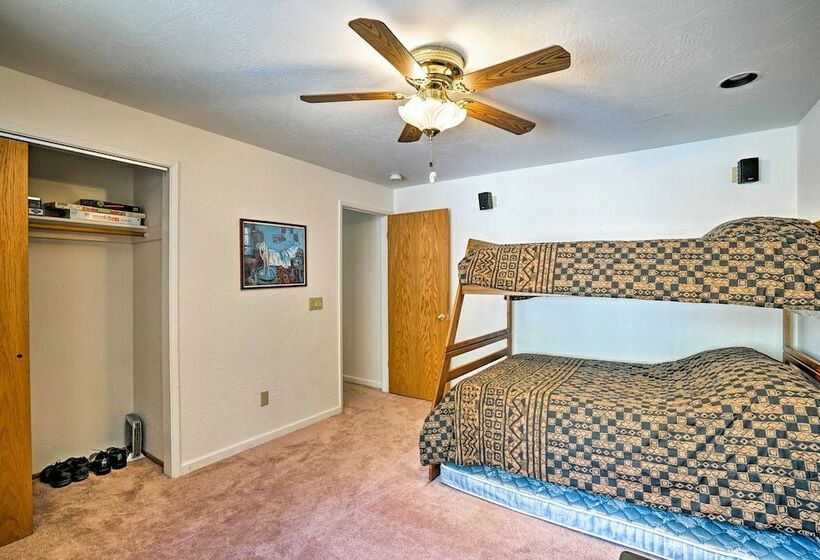 South Lake Tahoe Home W/ Deck: 4 Mi To Heavenly!