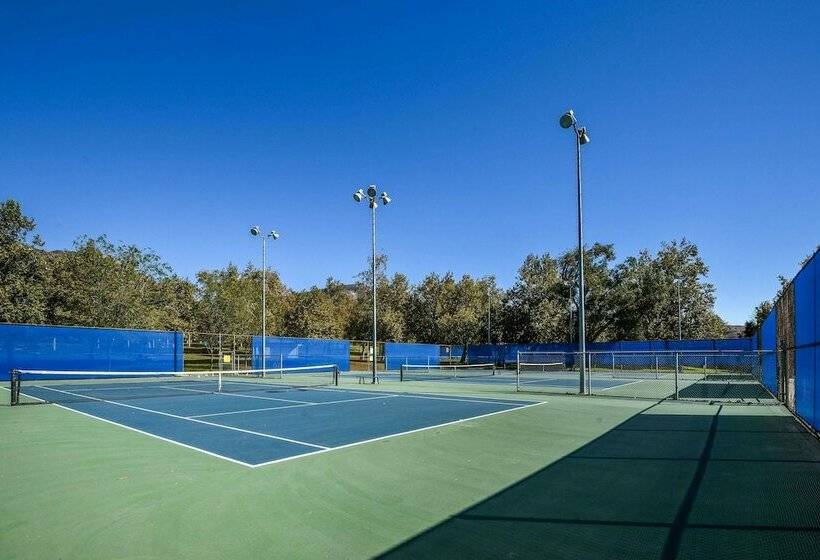 Spacious Villa W/ Great Views & Heated Spa!