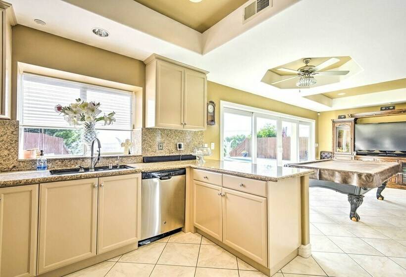 Spacious Villa W/ Great Views & Heated Spa!