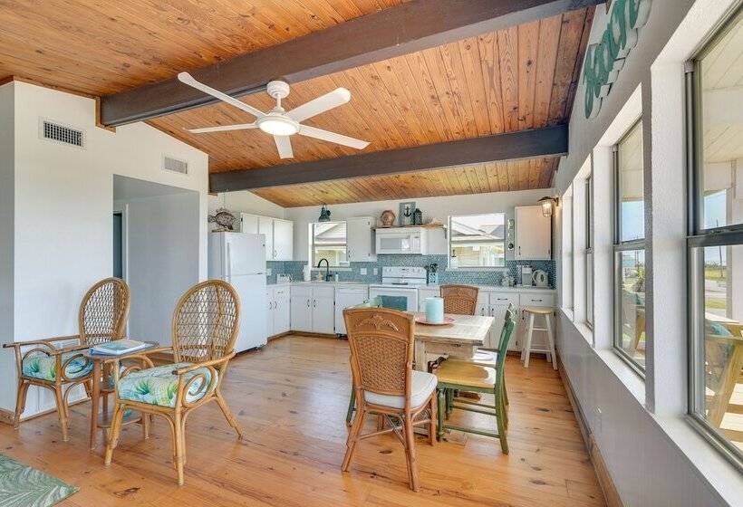 Gulf Coast Views: Stilted Retreat In Galveston!