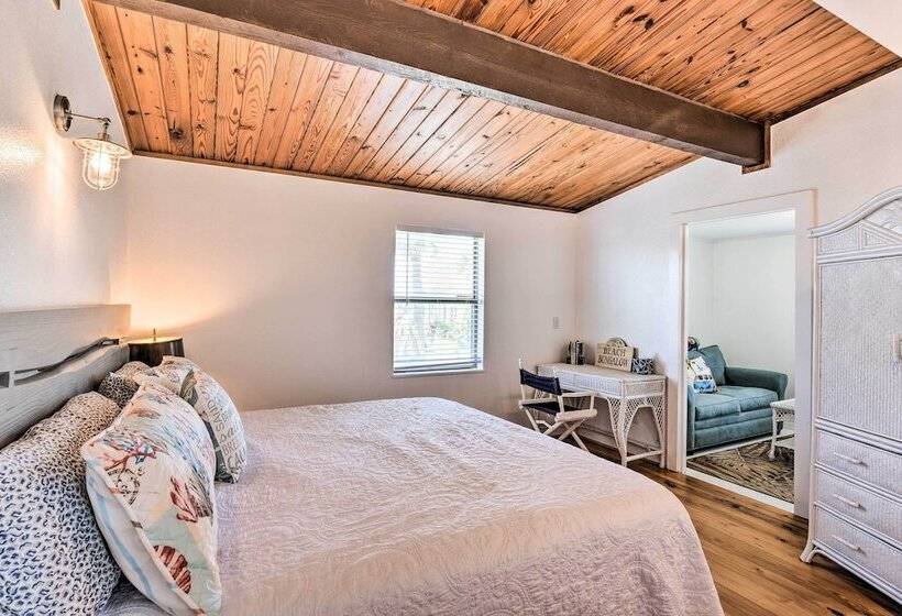 Gulf Coast Views: Stilted Retreat In Galveston!